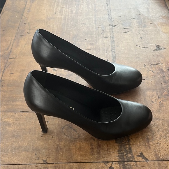 CHANEL Classic Black Heels - Picture 4 of 5